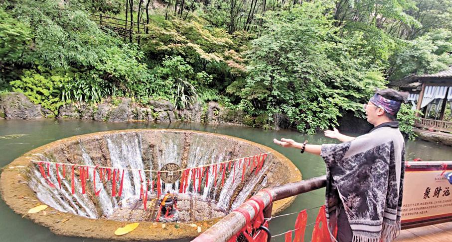 ●聚財池邊，遊客都停下腳步許願，祝福見者聚財。