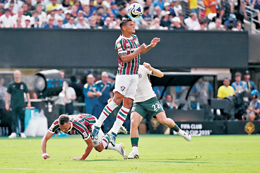 ●堤亞高施華（中）在比賽中和對手爭頂。  法新社