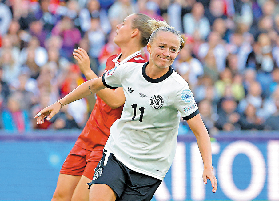 ●舒爾娜（右）為德國隊攻入2：1一球。  路透社