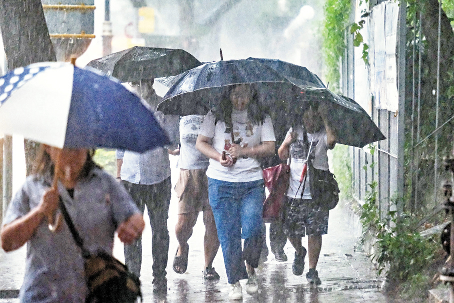 ●前晚午夜至昨午,暴雨及狂風雷暴襲港,天文台多次發出紅色暴雨警告。 香港文匯報記者涂穴 攝