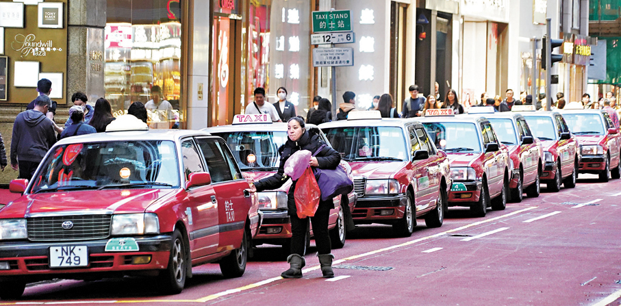 ●特區政府正就規管網約車平台制訂法例框架，希望可令網約車做到與的士共存。圖為市區的士於的士站停車等客。 資料圖片