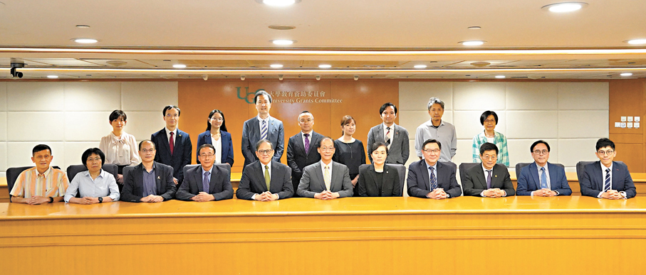 ●香港研究資助局公布2025/26年度卓越學科領域計劃及主題研究計劃的撥款結果。前排左六為主席唐偉章教授。 香港文匯報記者曾興偉 攝