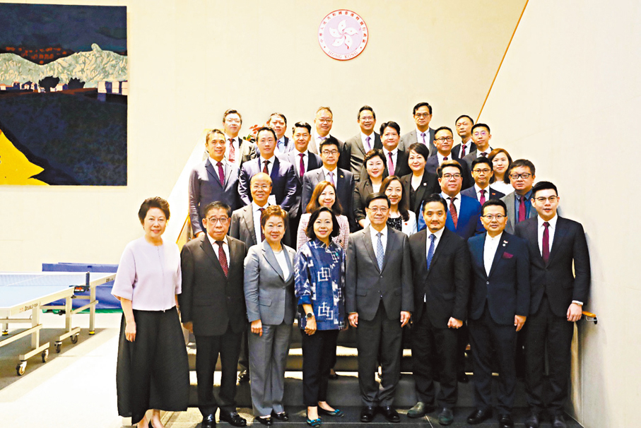 ●行政長官李家超 (前排右四)昨日會見香港島各界聯合會、九龍社團聯會及新界社團聯會三大基層社團代表,聽取他們對施政報告的建議。