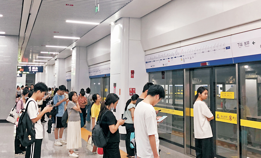 ●灣區城市群「同城化」進一步加速。圖為旅客在候乘廣東城際。 香港文匯報記者方俊明 攝