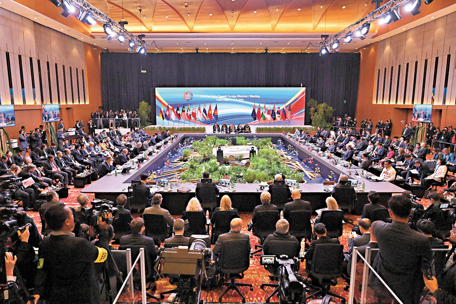●7月11日，第15屆東亞峰會外長會在吉隆坡舉行，中共中央政治局委員、外交部長王毅出席並發言。 新華社