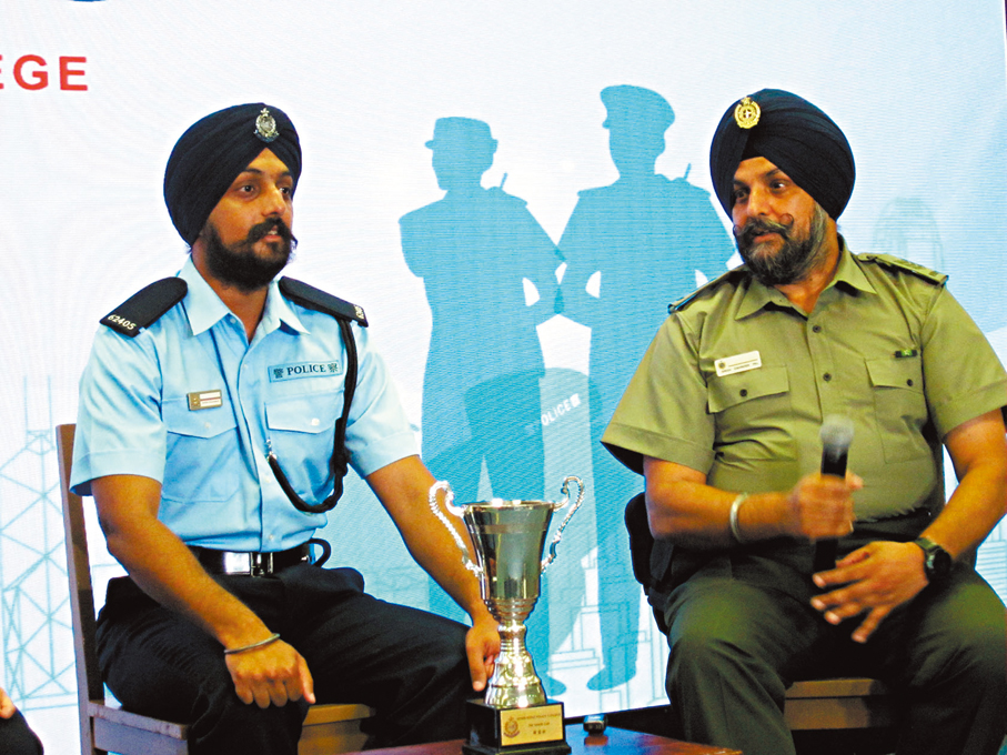 ●警員阿達（左）與任職懲教署的父親一同接受採訪。