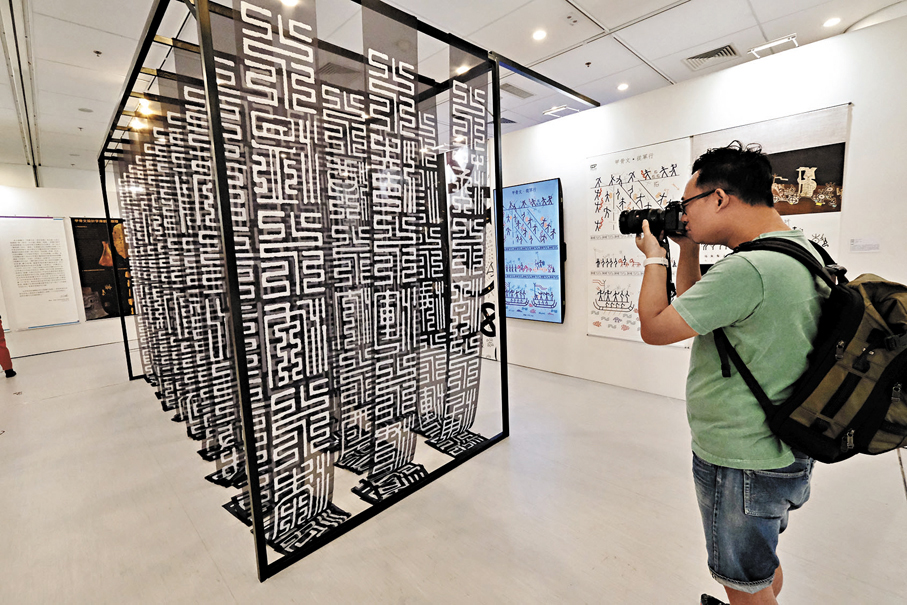 ●甲骨文展品吸引市民拍攝。