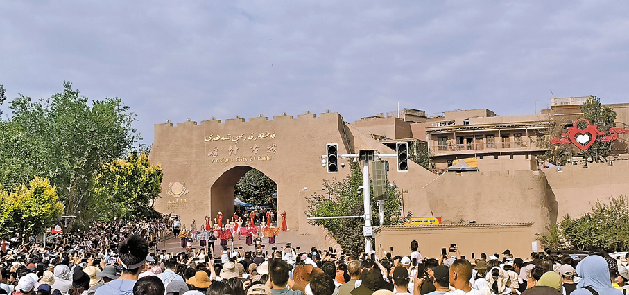 ●香港新聞聯高層參訪團來到新疆喀什古城。尚未開城，喀什古城外就已人流如織。