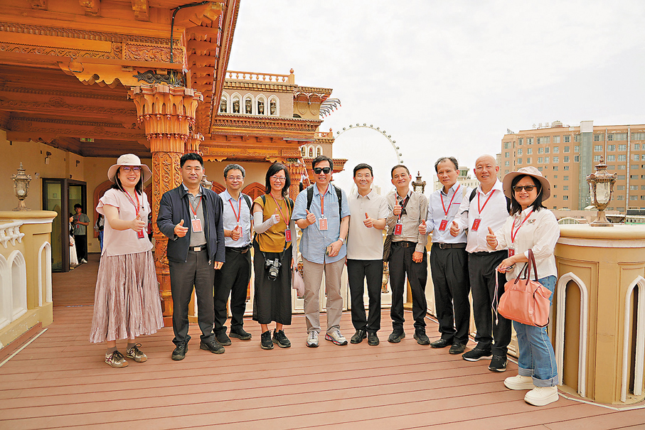 ●香港新聞聯高層參訪團登上喀什古城內的「空中樓閣」。