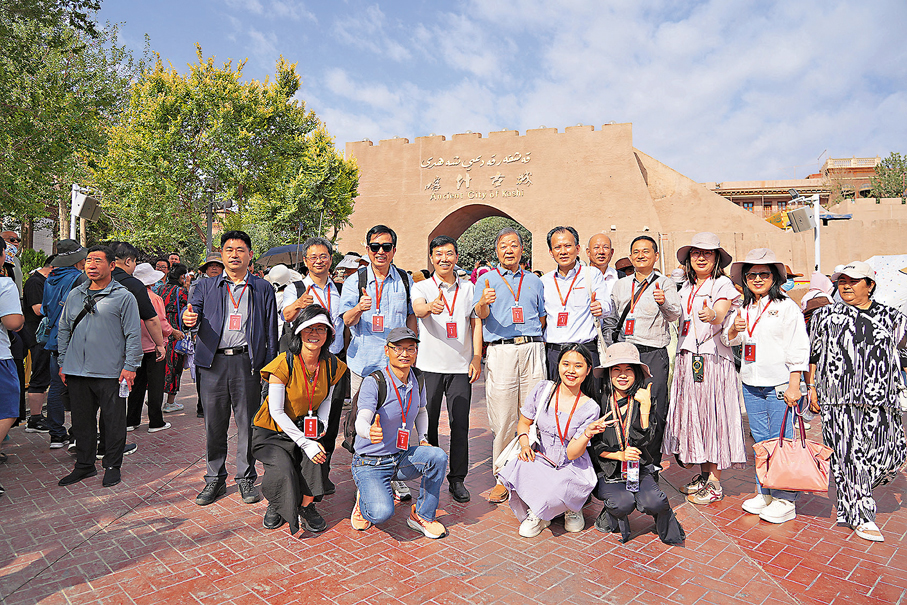 ●香港新聞聯高層參訪團走進喀什古城。