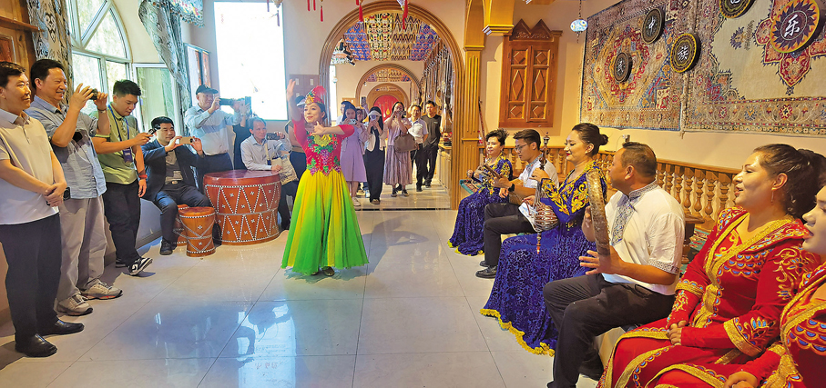 ●新疆百姓能歌善舞。