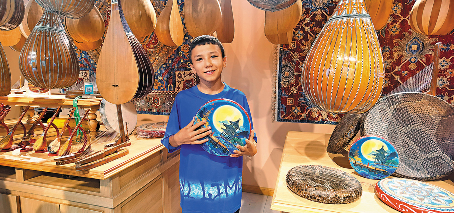 ●托合提·肉孜的小孫子信手演奏手鼓。
