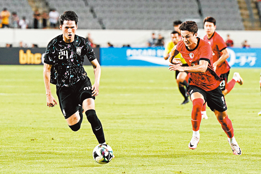 ●港足前鋒安永佳（右）盤球突破。