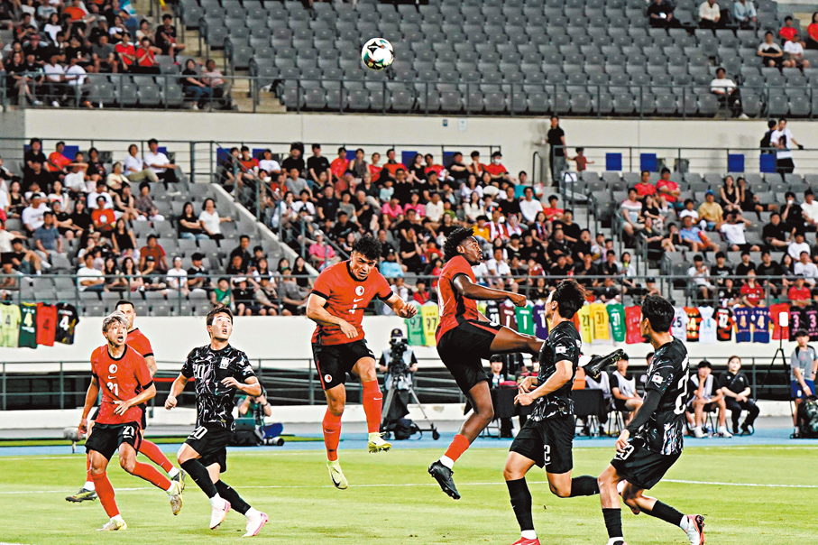 ●港足（紅衫）飛身頭槌化解韓國進攻。