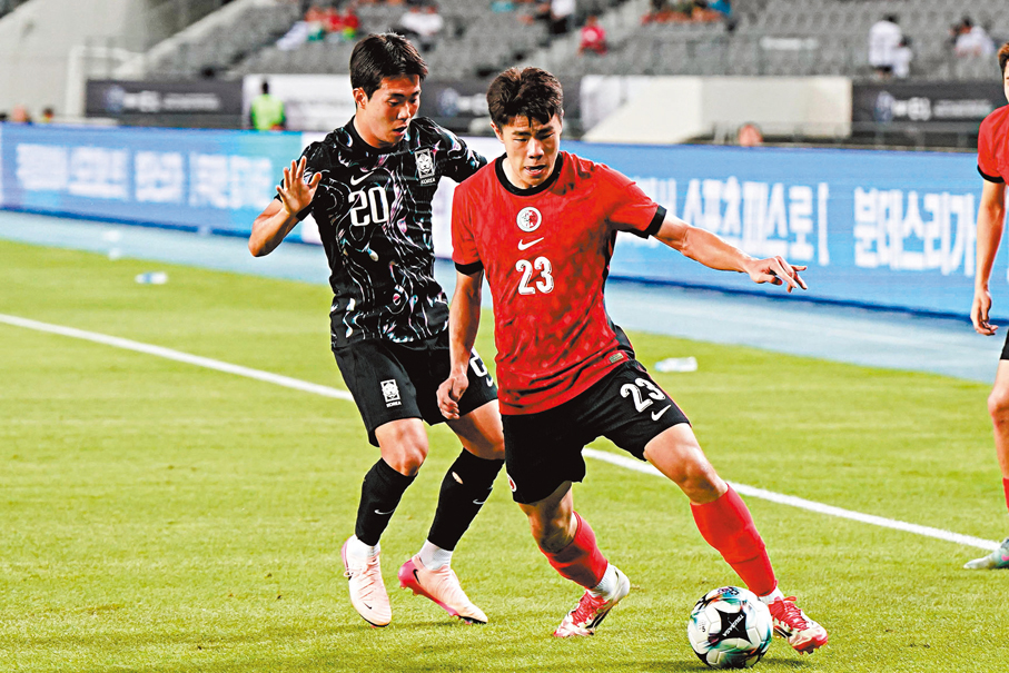 ●孫銘謙（右）試圖擺脫對方。