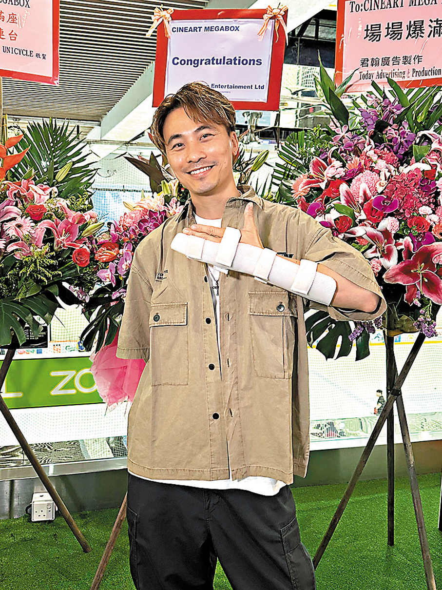 ●黃劍文的左手仍包着繃帶。  子棠 攝