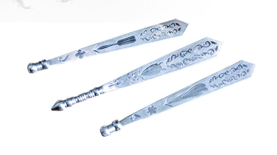 ●林偉星攜團隊歷時45天，打造了一套純手工的「三條簪」（又名「三把刀」）。