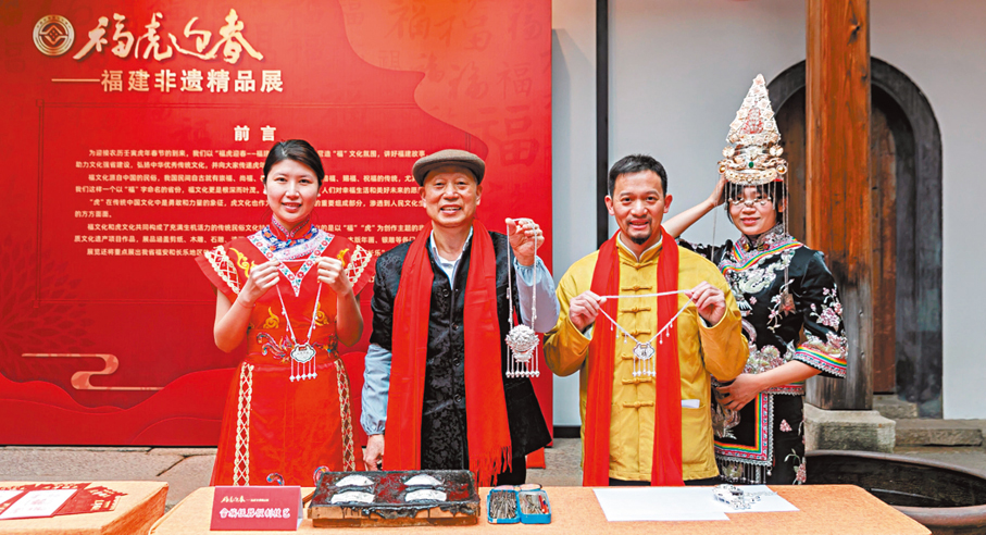 ●林偉星曾和父親林仕元（中）共同參加福建非遺精品展。 記者蘇榕蓉  攝