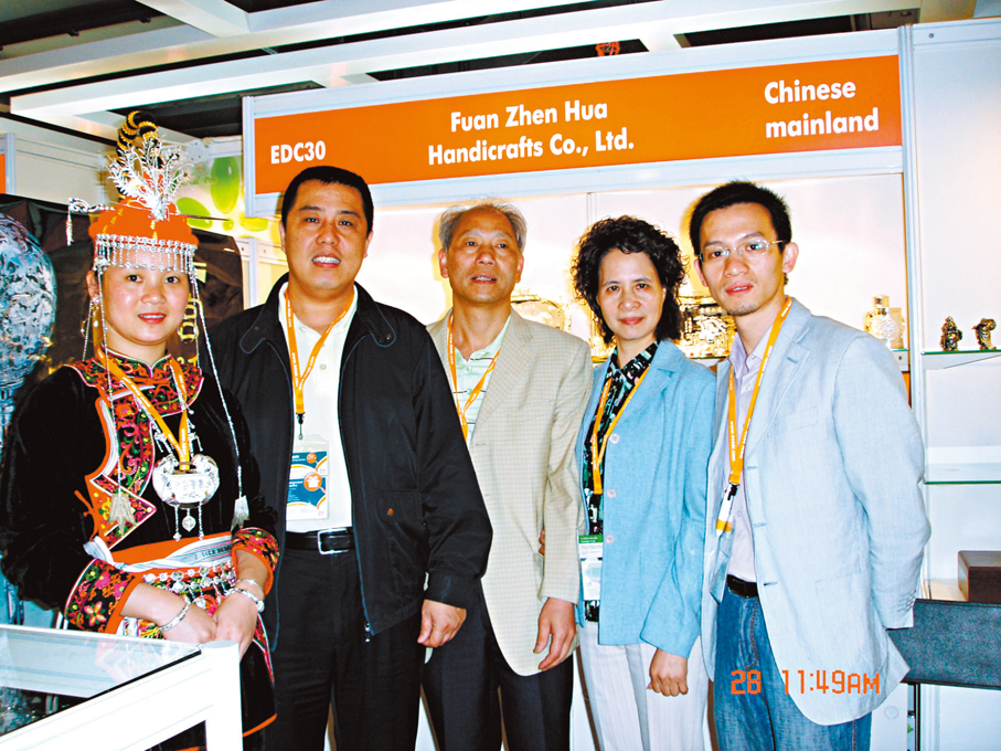 ●2009年，林偉星（右一）參加香港禮品展。