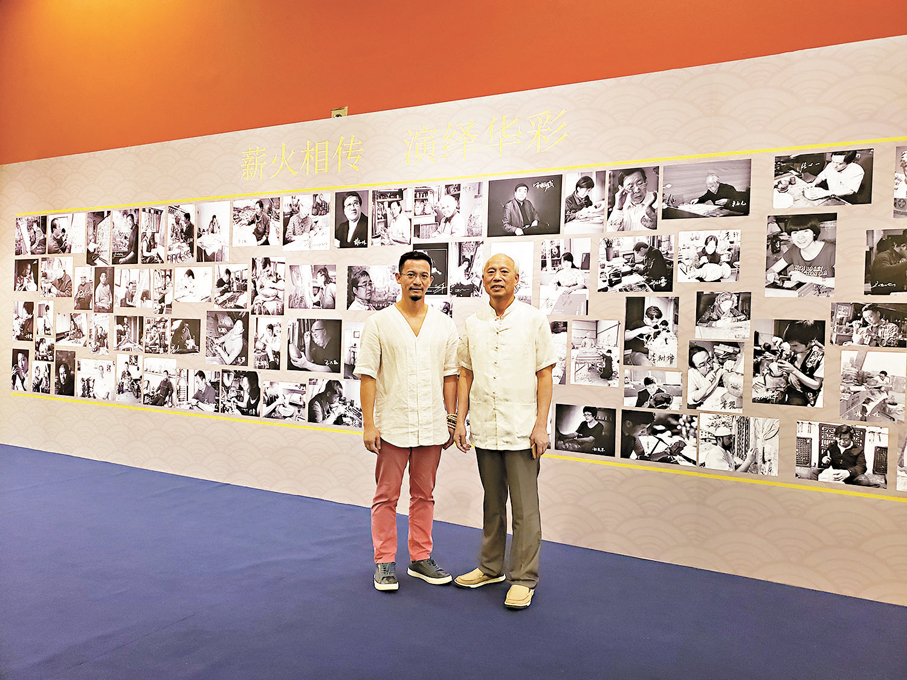 ●林偉星和父親林仕元（右）參加2018年中國當代工藝美術雙年展。