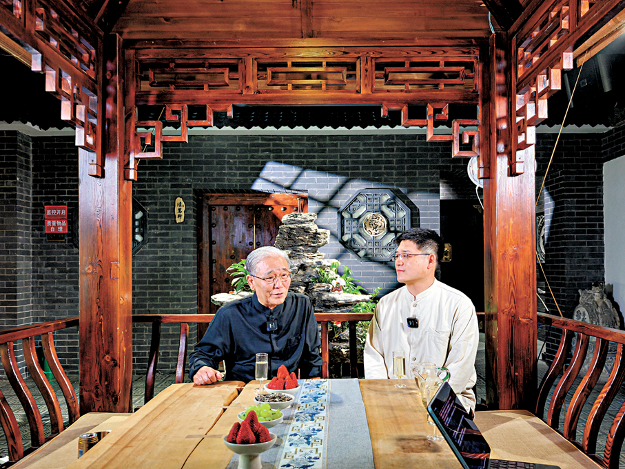 ●相聲表演藝術家馬志明（左）及兒子馬六甲分享相聲「出海」的現實可能。