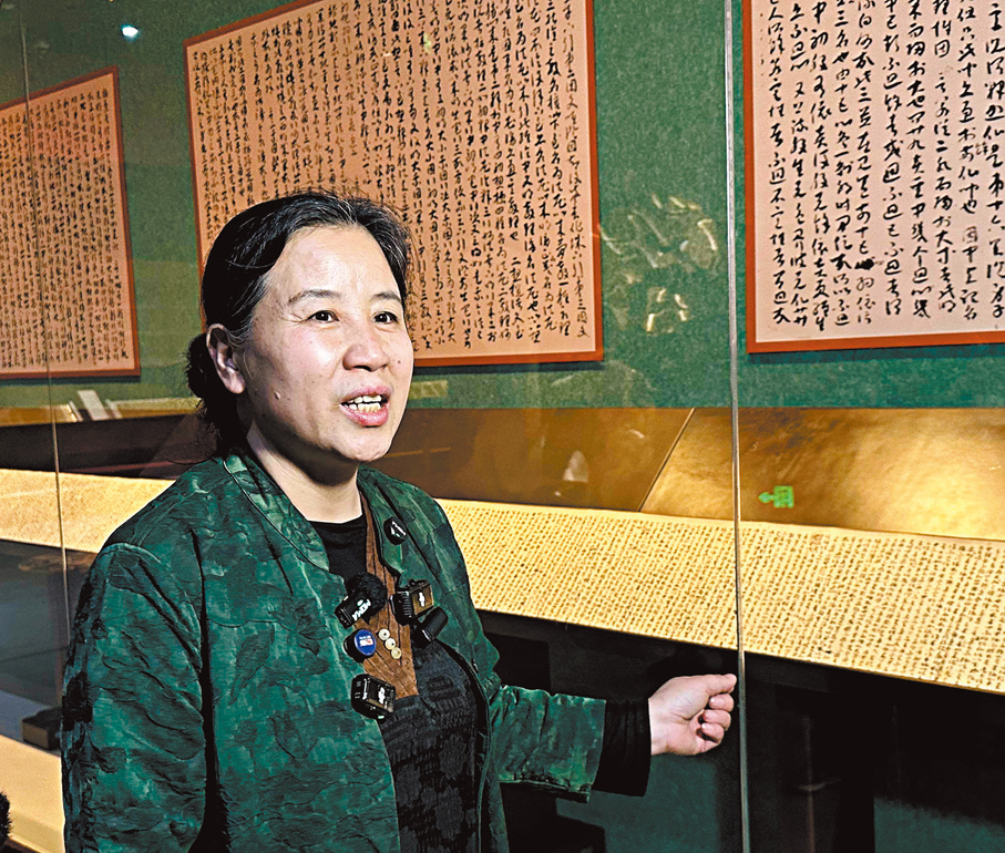 ●策展人、遼寧省博物館館藏敦煌文獻整理人郭丹接受記者採訪。