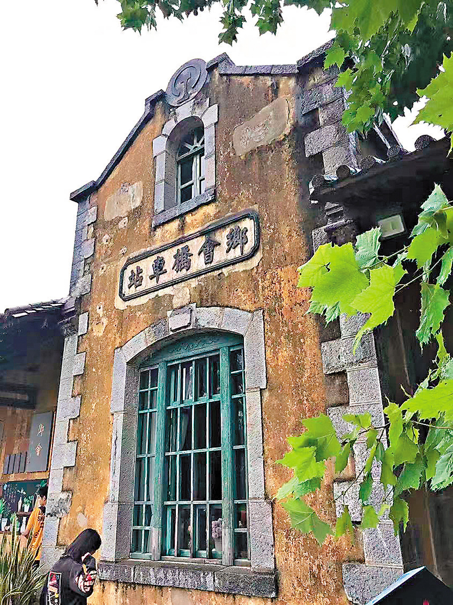 ●乘坐小火車，可以看到法式風情的建築。