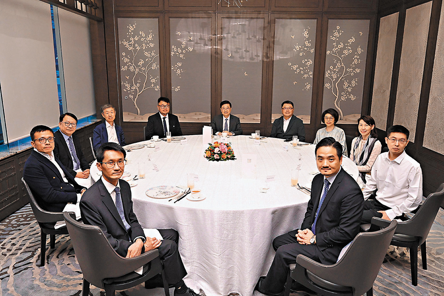 ●行政長官李家超主持特首顧問團午餐會議，以聽取顧問團成員就今年施政報告的意見。圖為7月10日舉行的第二場會議，新成員王興興及韓璧丞參與。