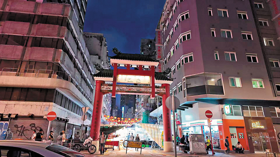 ●當夜幕降臨，廟街夜市隨即登場。