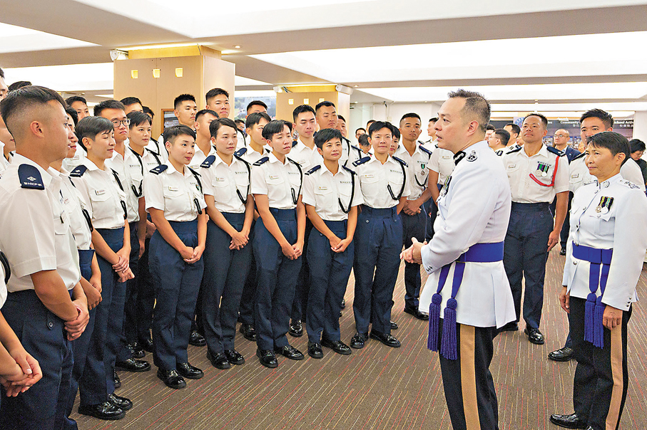 ●周一鳴昨日出席香港警察學院結業會操，檢閱43名見習督察及219名學警，見證他們正式成為警隊的一分子。