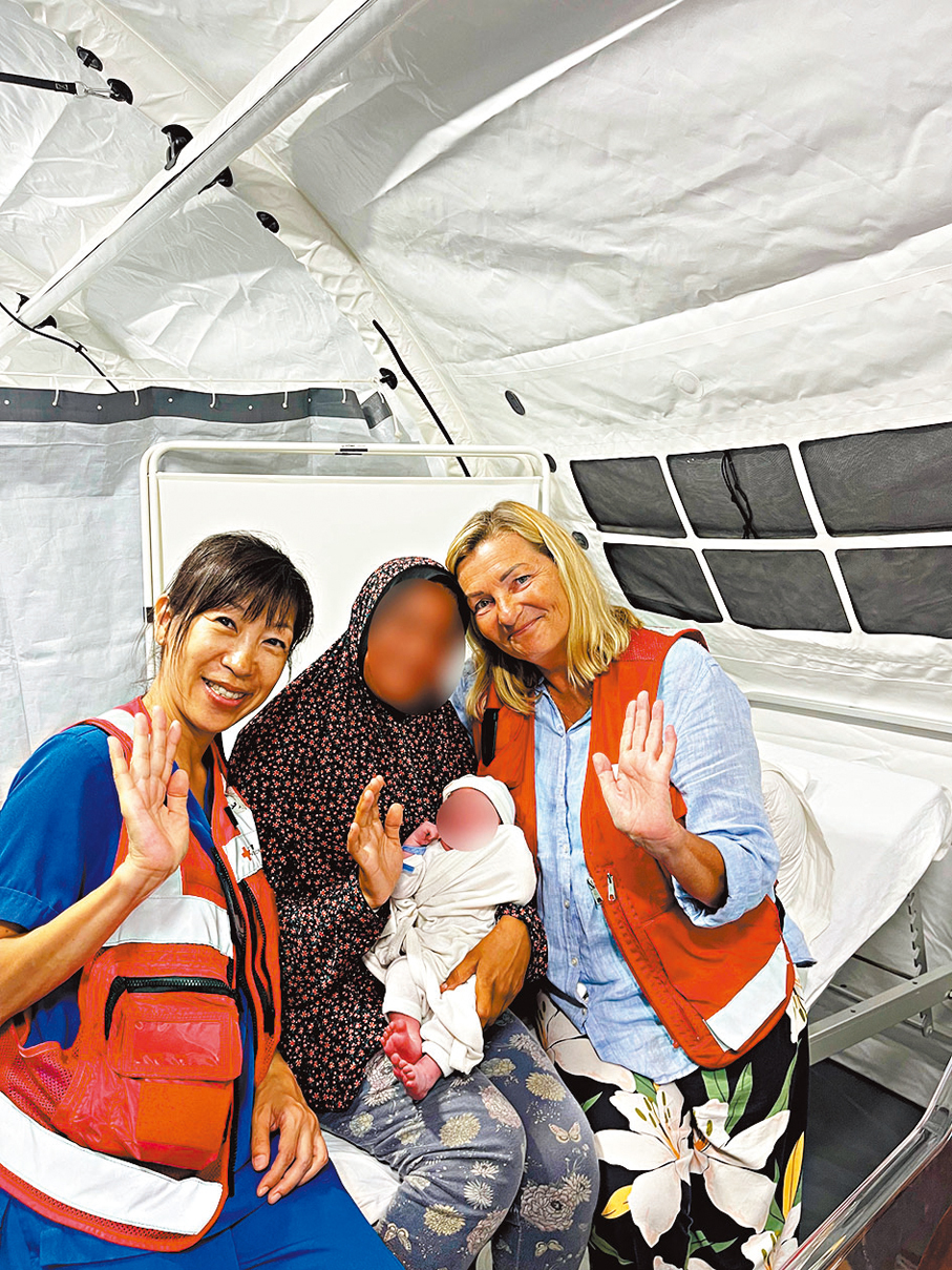 ●郭玉麗（左）去年到加沙參與人道救援。圖為她與受助人合影。 受訪者供圖