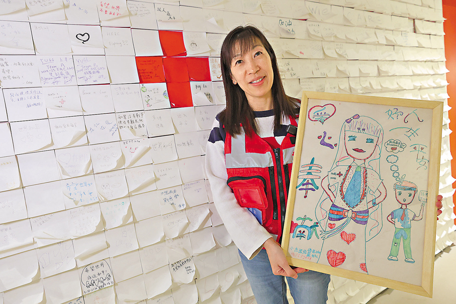●郭玉麗參與汶川大地震救援工作時，獲當地一名小小翻譯員贈予畫作。 香港文匯報記者北山彥  攝