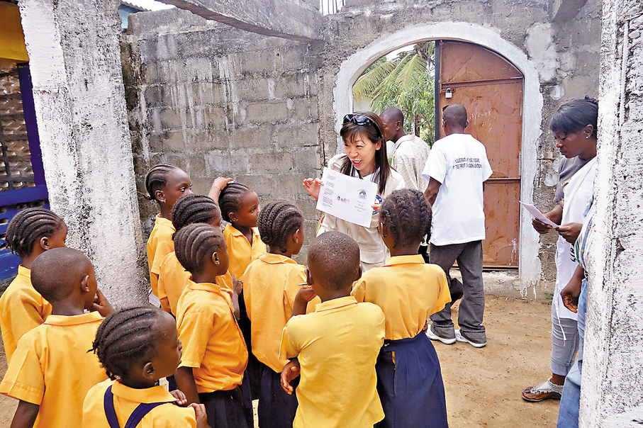 ●2014年，Carman於利比亞工作期間與孩童交流。 受訪者供圖