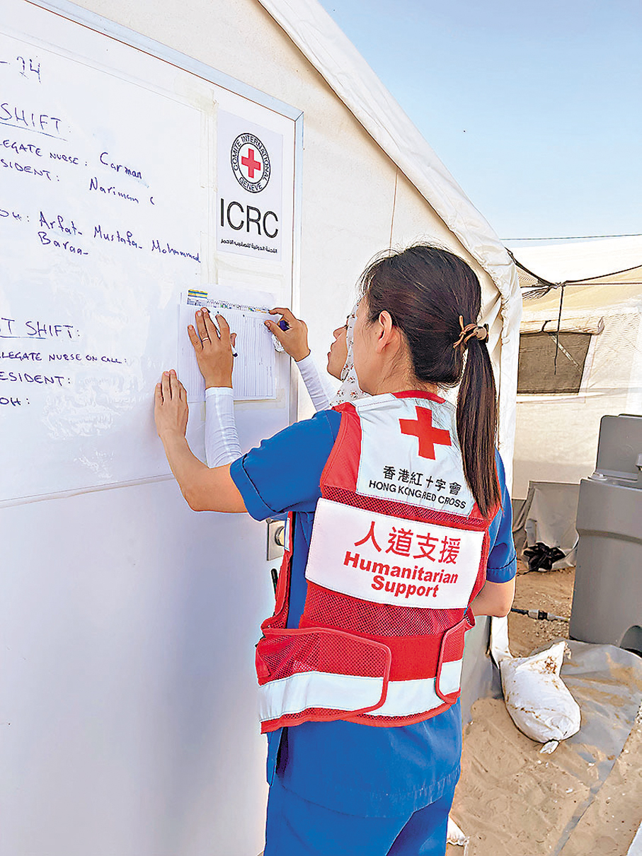 ●在加沙地帶的帳篷醫院內，救援人員正分配值班護士。 受訪者供圖