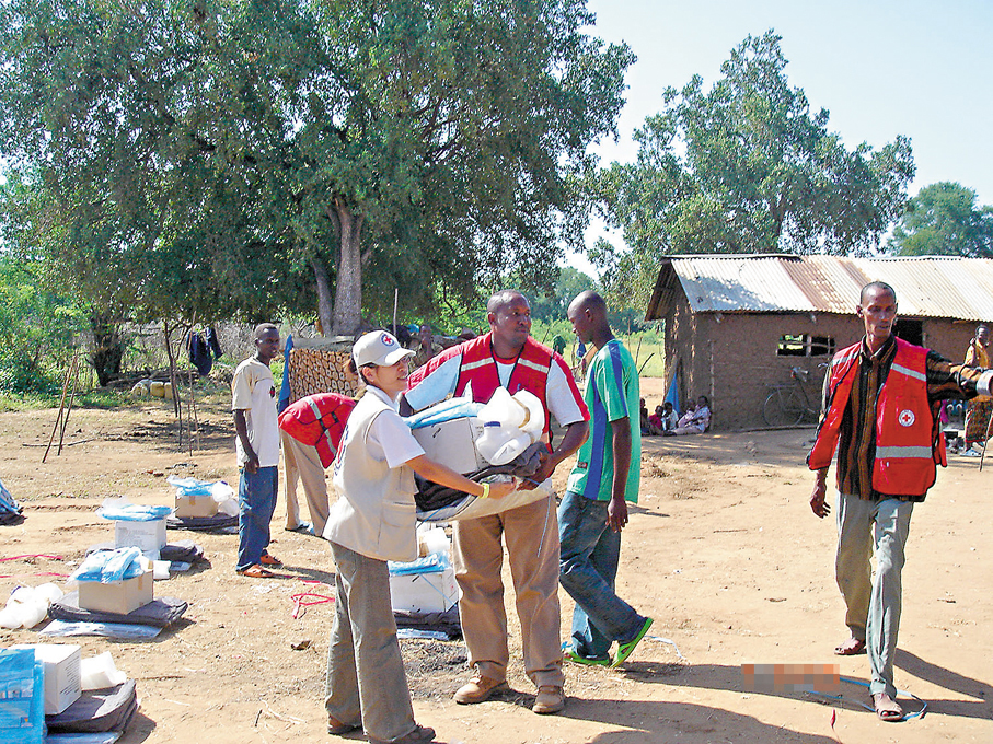 ●2007年，Carman在肯尼亞支援災民。 受訪者供圖