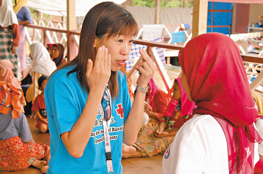 ●Carman於2005年在印尼從事人道救援工作。 受訪者供圖