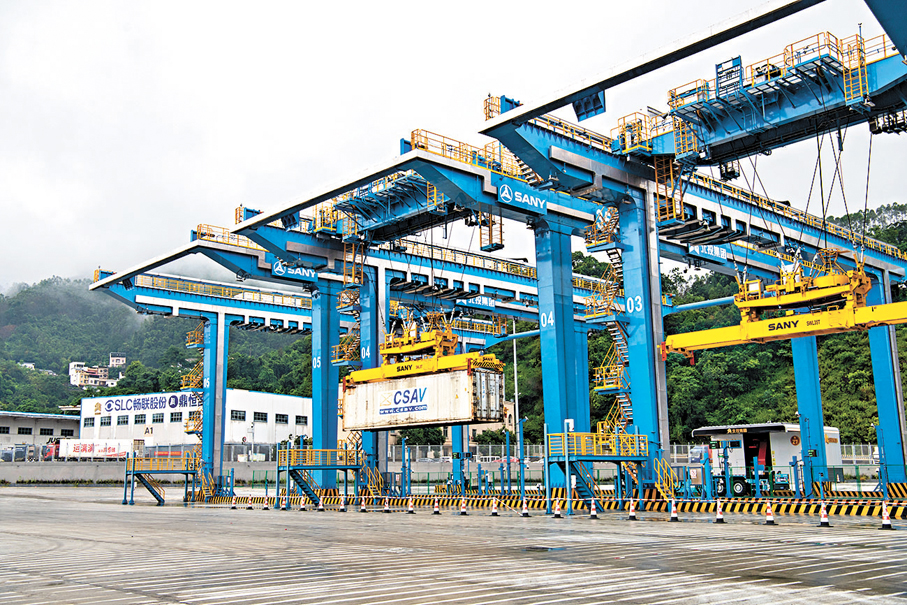 ●11日，友誼關智慧口岸自動化貨櫃接駁區，自動化垂直吊裝設備在吊裝貨櫃。 中新社