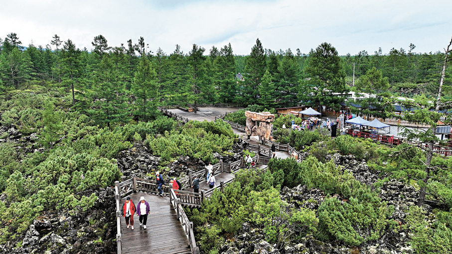 ●7月5日，遊客在內蒙古阿爾山國家森林公園石塘林景區遊玩。 資料圖片