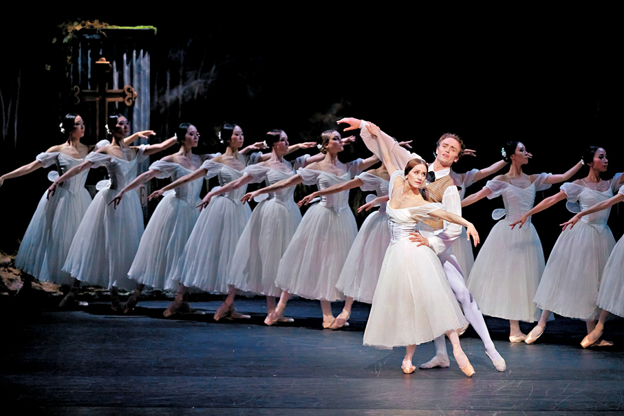 ●香港芭蕾舞團《吉賽爾》請來馬修·鮑爾與瑪麗安莉拉·努尼斯攜手演繹。 攝影：Conrad Dy-Liacco  港芭供圖