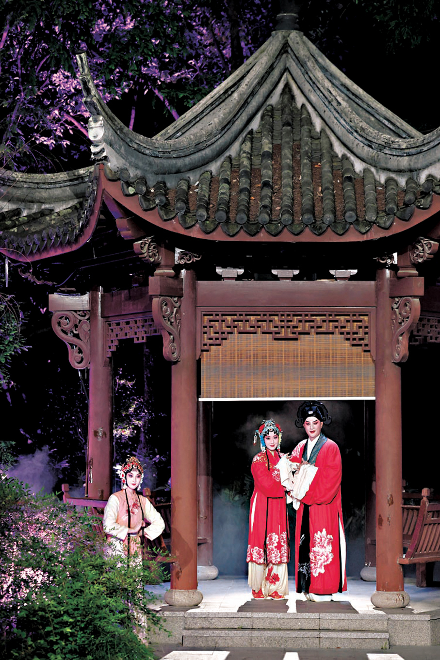 ●「昆曲王子」張軍（右）與演員一起冒雨演出。