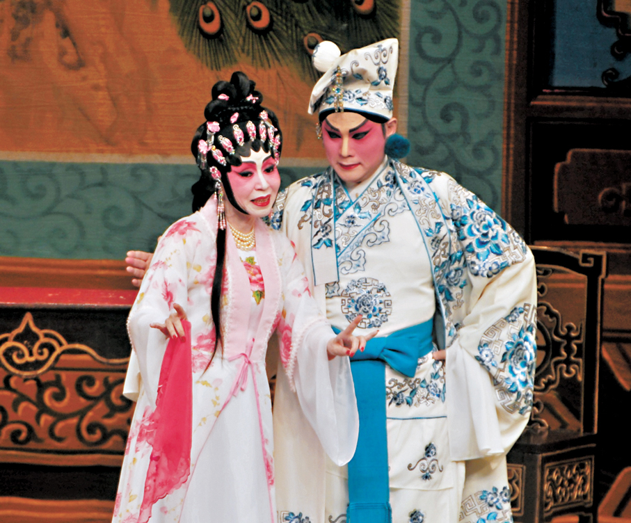 ●龍貫天與王超群演《桃花湖畔鳳求凰》。