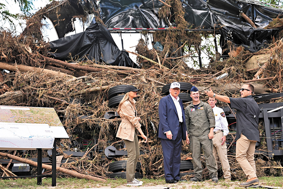 ●特朗普（左二）到重災區克爾縣視察。 美聯社