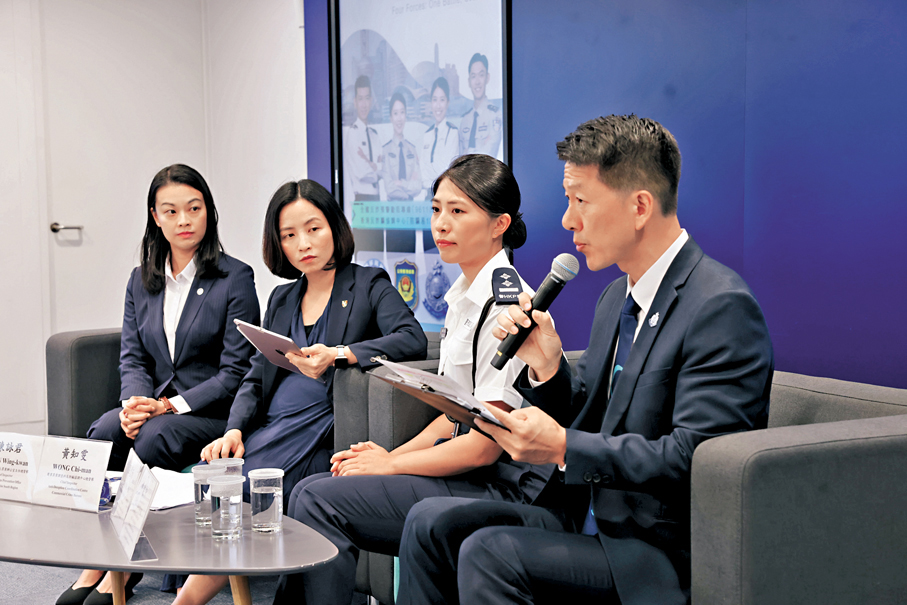 ●右起：入境事務處總入境事務主任（優秀人才及內地居民）樊建中，警務處商業罪案調查科反詐騙協調中心高級督察溫璧而和總督察黃知雯、新界南總區防止罪案辦公室主任總督察陳詠君。 香港文匯報記者劉友光 攝