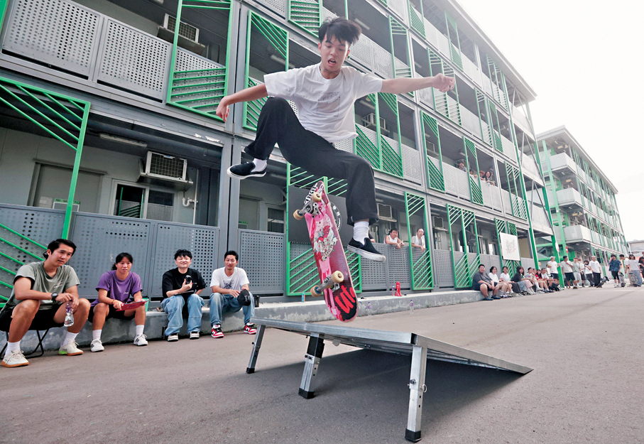 ●青年驛站旅舍外有足夠的空地。圖為青年施展高超滑板技巧。香港文匯報記者郭木又  攝