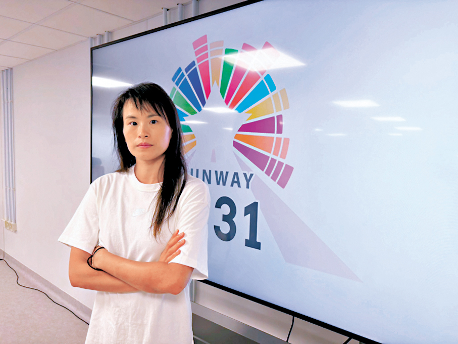 ●簡小姐即場報名申請入住。香港文匯報記者 洪澤楷  攝