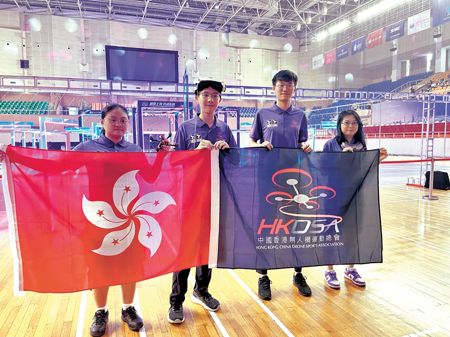 ●香港無人機運動總會派出的專業飛手。 香港文匯報記者夏微 攝