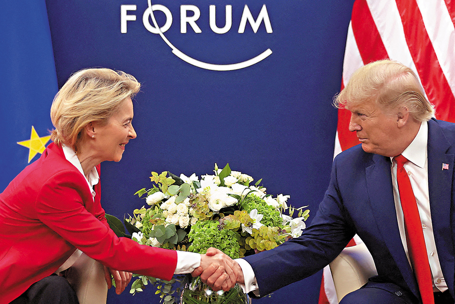 ●馮德萊恩（左）強調傾向與特朗普通過協商達成解決方案的立場不變。 資料圖片