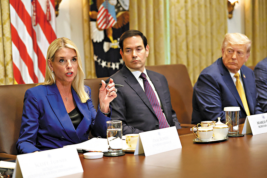 ●邦迪（左）曾揚言自己桌上有愛潑斯坦的「客戶名單」。 資料圖片