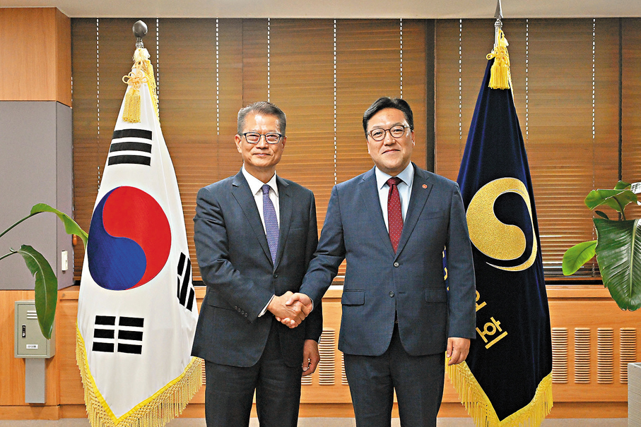 ● 陳茂波與韓國金融服務委員會主席金秉煥會面。陳茂波網誌圖片