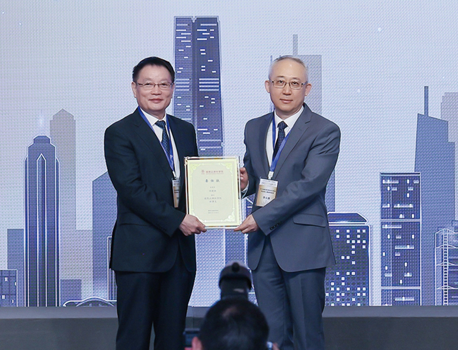 ●外交部駐港特派員公署副特派員李永勝（右）為國際品牌科學院理事長邱建新頒授委任狀。